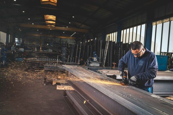 Robuste Motoren, Metall-Getriebekopf und verstärktes Kunststoffgehäuse - die Compact-Winkelschleifer sind für den harten Einsatz in Metallbetrieben gemacht.