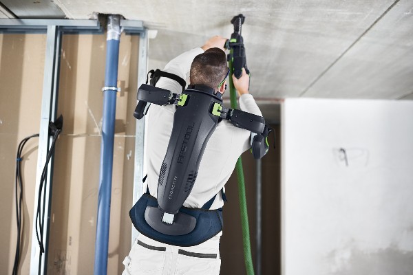 Das Exoskelett ExoActive verleiht Anwendern eine Extraportion Kraft, wenn die Arme müde werden und entlastet gleichzeitig den Nacken.