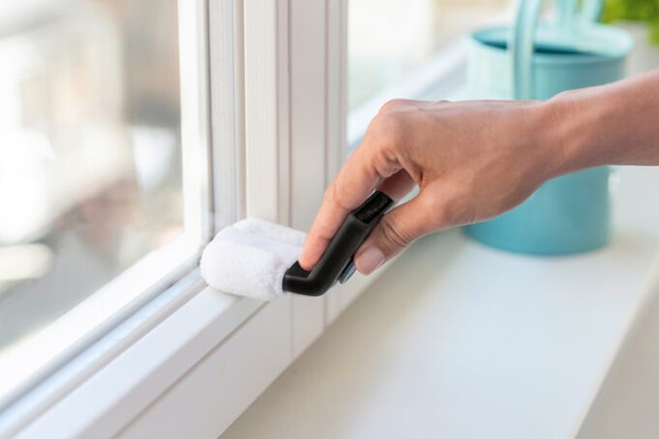 Kondenswasser sammelt sich oft am unteren Fensterrahmen und hinterlässt unschöne Schmutzränder. Ein spezielles Rahmenreinigungswerkzeug löst das Problem auf clevere Weise.