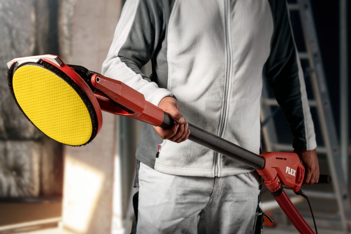 Leicht und handlich: Ergonomischer Schleifkopf mit Randsegment und kardanischer Aufhängung, Handrohr aus Carbonfaser bei der GE 6 R-EC von FLEX.
