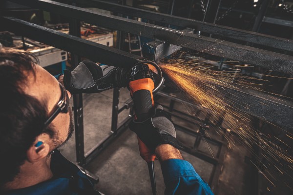 Umfangreicher Anwenderschutz: Metallarbeiter werden durch eine Rückschlagüberwachung, einen Wiederanlaufschutz, Sanftanlauf und Anti-Vibrationshandgriff unterstützt.
