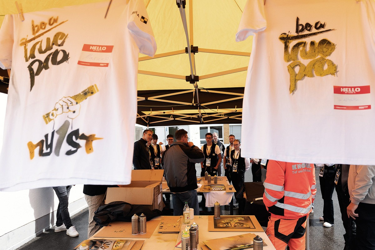 Kreativ-Station am „My1stabila Day“ von Stabila: Mit Spraydosen und verschiedenen Schablonen gestalten die Auszubildenden ihr individuelles T-Shirt.