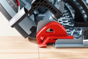 Der Risszeiger bewegt sich bei der Neigung der Ma-schine automatisch mit. Damit wird immer die korrekte Schnittkante angezeigt.