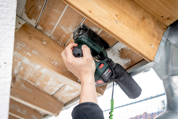 Der Akku-Sander PowerMaxx SRA 12 BL ist dank seiner rechteckigen Schleifplatte ideal für kleine Flächen und Kanten.