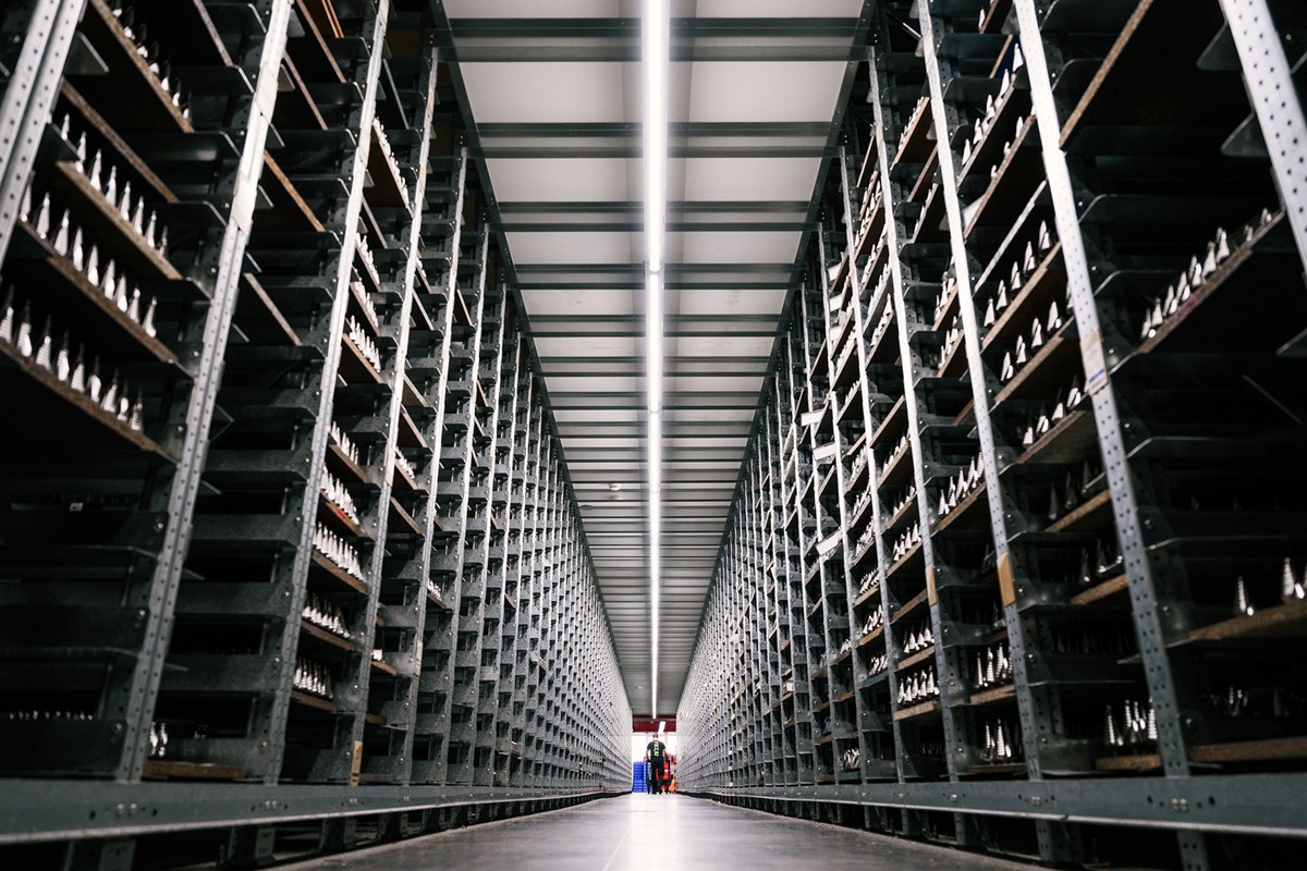 Mehr als nur ein Lagergang - ein Ausschnitt aus dem umfangreichen Sortiment von über 12.000 Produkten, die für Qualität und Innovation stehen.
