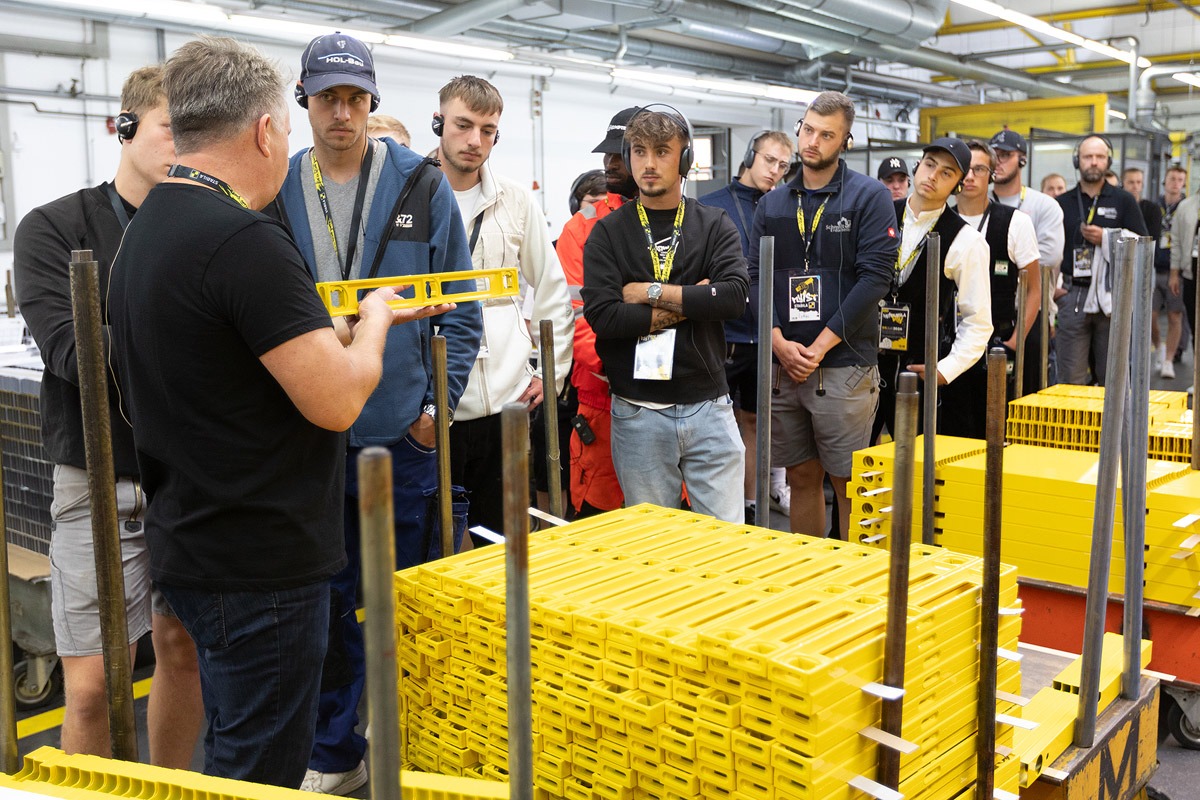 Ein Blick hinter die Kulissen: Während der Werksführung erleben die Auszubildenden den Werdegang einer Wasserwaage und erfahren die Bedeutung von „Made in Germany“.