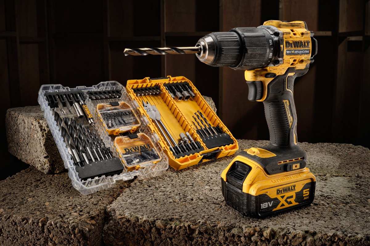 Der DCD100YP2T-QW Schlagbohrschrauber von DEWALT aus der 18 Volt 100 Jahre Limited Edition, ausgestattet für vielseitige Einsatzmöglichkeiten im Handwerk.
