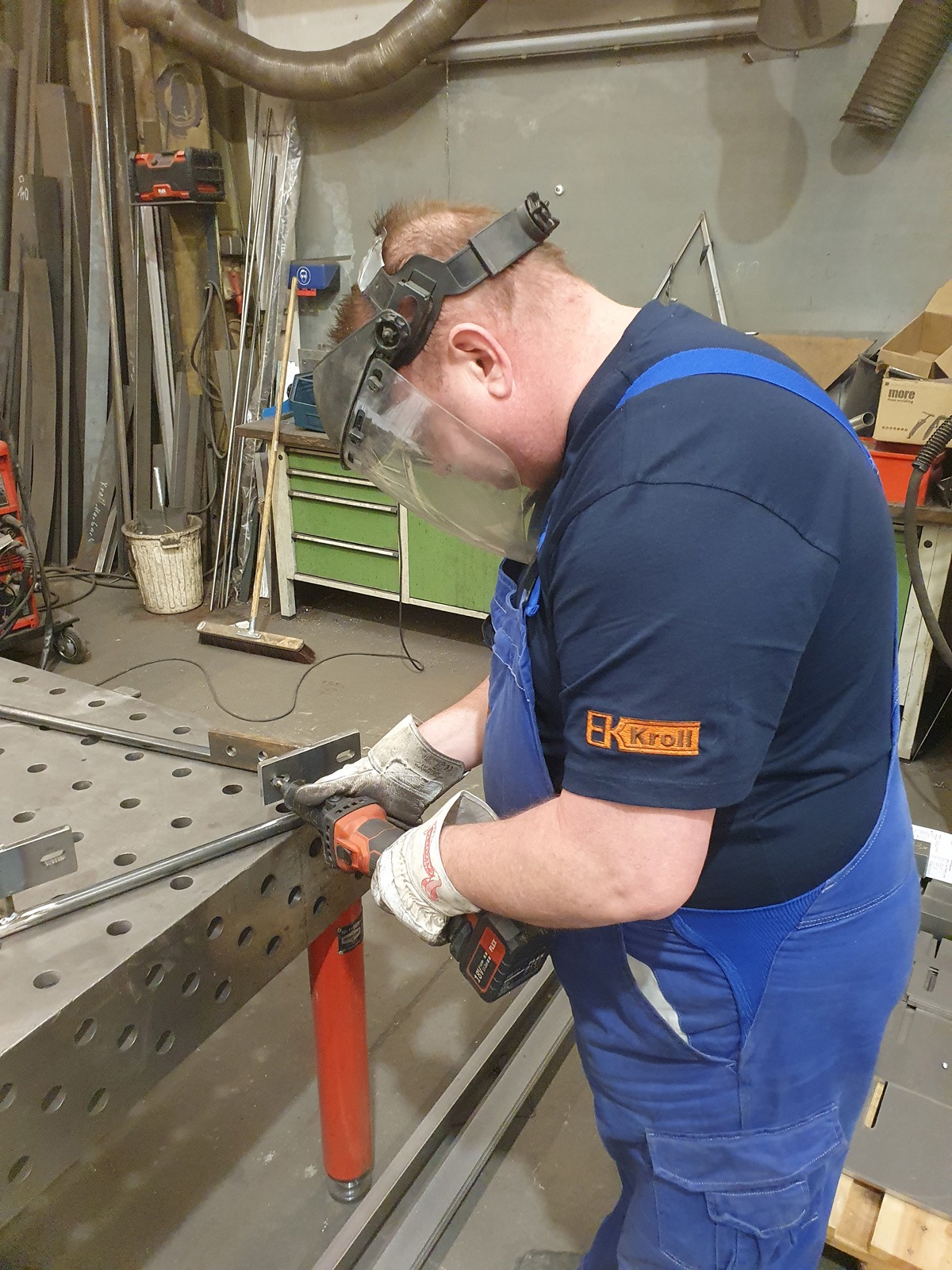 Der Metallbaubetrieb E. Kroll GmbH aus Marbach setzt den Akku-Geradschleifer täglich ein.