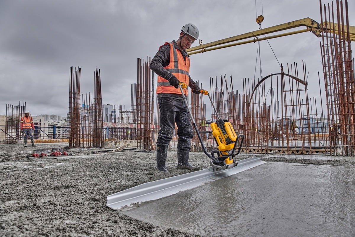 Die Glättbohle bietet vollständig verstellbare Griffe für anpassbare Höhe und Breite, wodurch die Benutzerfreundlichkeit verbessert wird.