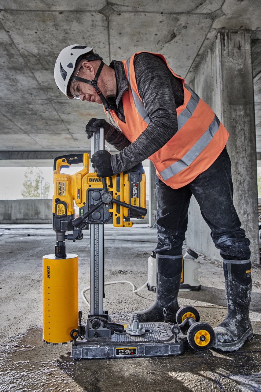 Die Konzeption der Kernbohrmaschine ermöglicht den Einsatz in Bereichen mit geringem Wand- oder Deckenabstand.