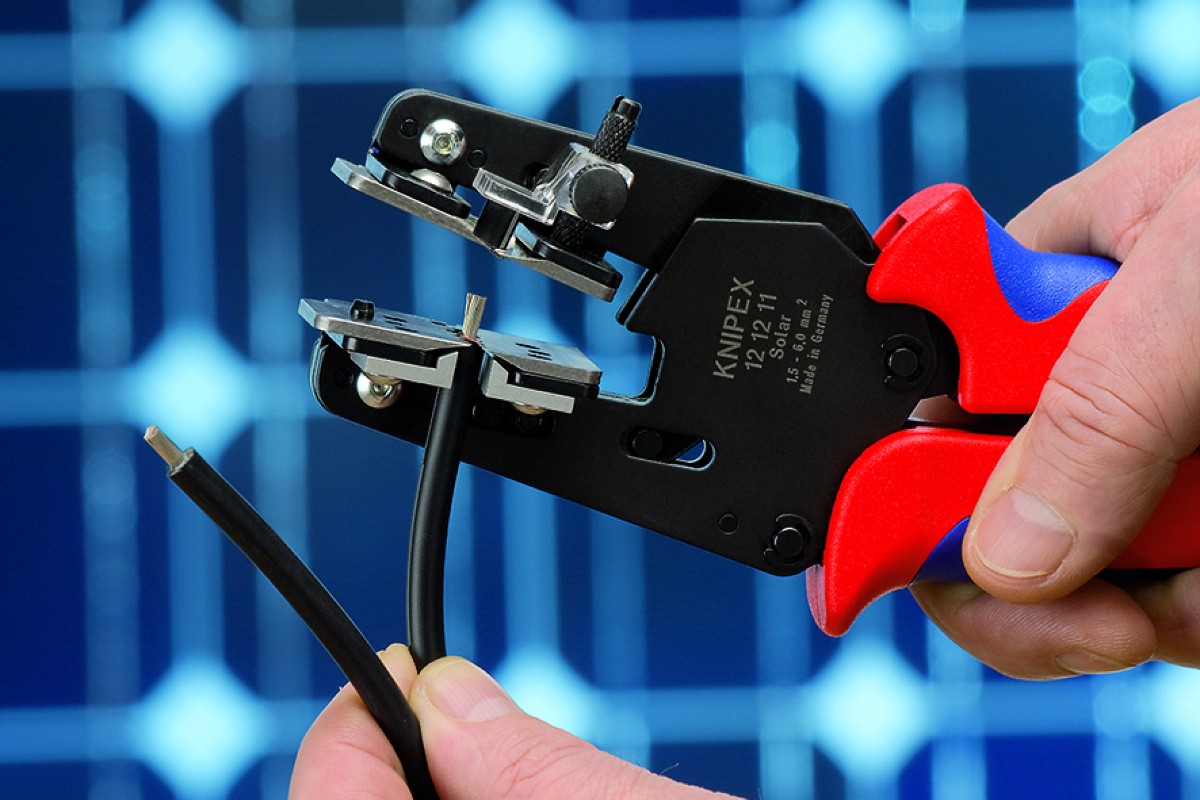 Mit der Präzisions-Abisolierzange (12 12 11) lassen sich Solarkabel formschlüssig Abisolieren.