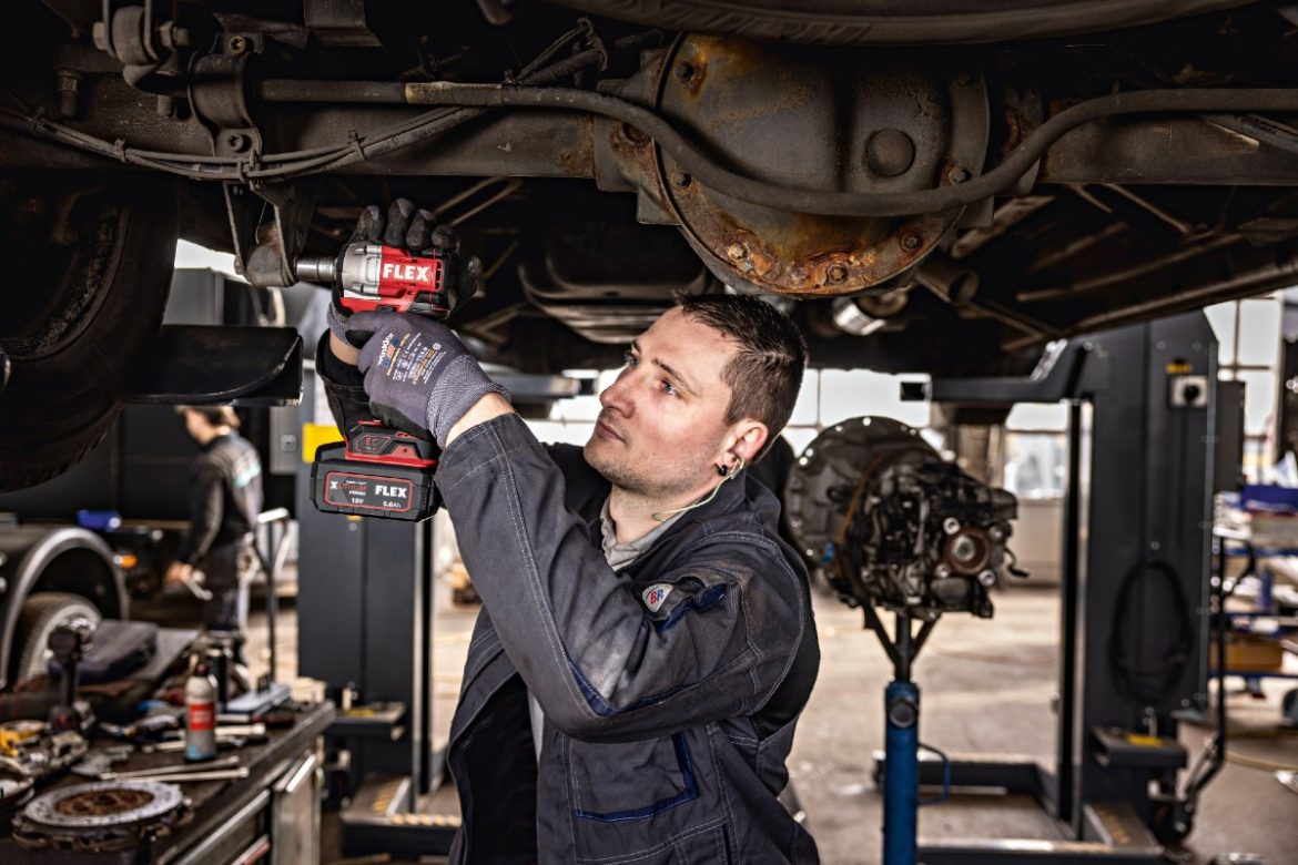 Handlich und kompakt: Mit nur 125 mm Kopflänge zählt der neue FLEX-Schlagschrauber IW ½“ 400 18-EC zu den kürzesten seiner Klasse – und das ganz ohne Einbußen bei der Power.