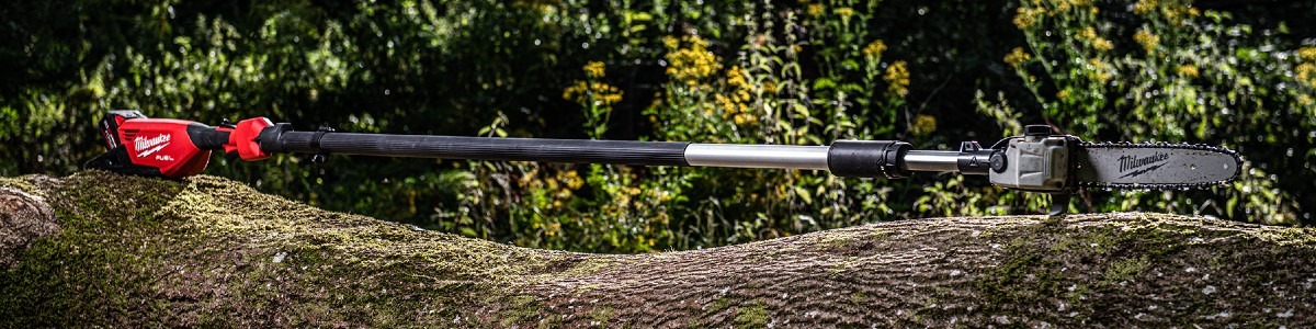 Leistung, Ergonomie und Vielseitigkeit – so lässt sich die neue 18-Volt Akku-Teleskop-Astsäge M18 FTPS30 von Milwaukee definieren 