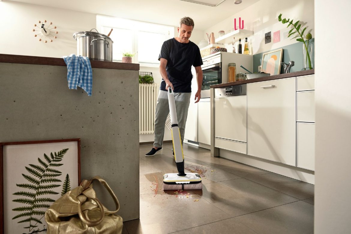 Sparsam mit Wasser und trotzdem gründlich: Ein elektrischer Hartbodenreiniger löst den Schmutz mit schnell rotierenden Mikrofaserwalzen und nimmt ihn direkt auf.