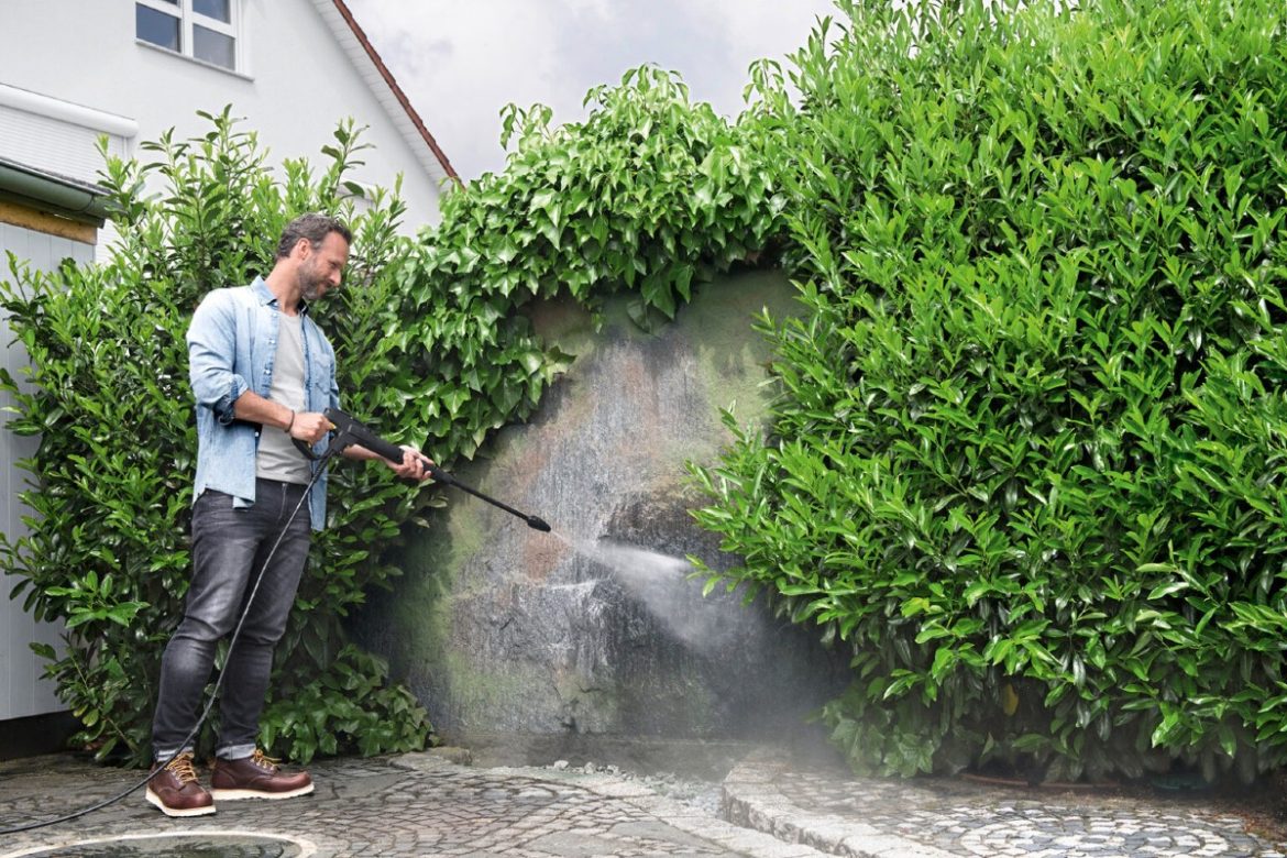 Gründlich und schnell gelingt die Entfernung von Grauschleier und unerwünschtem Bewuchs mit einem Hochdruckreiniger in Kombination mit einer kraftvollen Rotationsdüse.