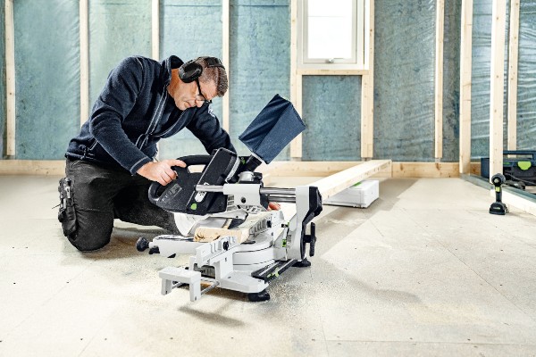 Arbeitstisch für lange Werkstücke: Die höhenverstellbaren Füße erhöhen den Arbeitstisch der KSC 60 exakt auf die Höhe eines Systainers SYS 3 M 112 oder eines SYSTAINER SYS 1