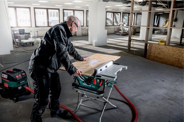 Mobile Tischkreissäge beim Innenausbau