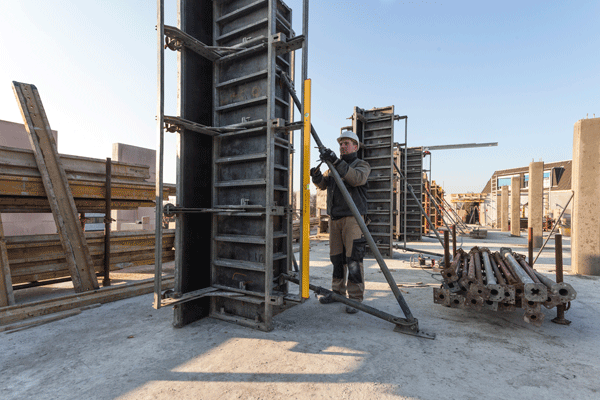 Freihändiges Arbeiten mit der Type 80 ASM: dank Seltenerd-Magnetsystem besonders geeignet für den Einsatz im Metall- und Trockenbau