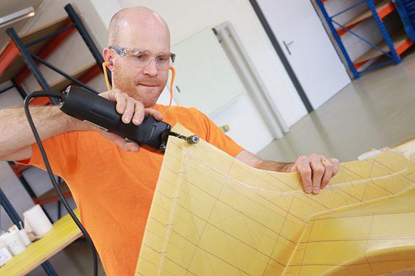 Die Facharbeiter von Connova schneiden problemlos durch verschiedene Faserverbundstoffe. Selbst schwer trennbare Aramidfasern schneidet das TruTool FCN 250 problemlos.