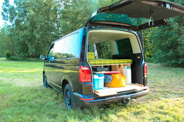 Camperausbau bietet Platz für Campingausrüstung