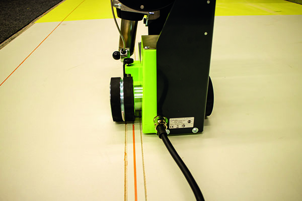 Je nach Erfordernissen können der geeignete Anpressdruck, die Temperatur von 20 bis 600 °C und die Geschwindigkeit von 1–8 m/min flexibel auf dem Display eingestellt werden.
