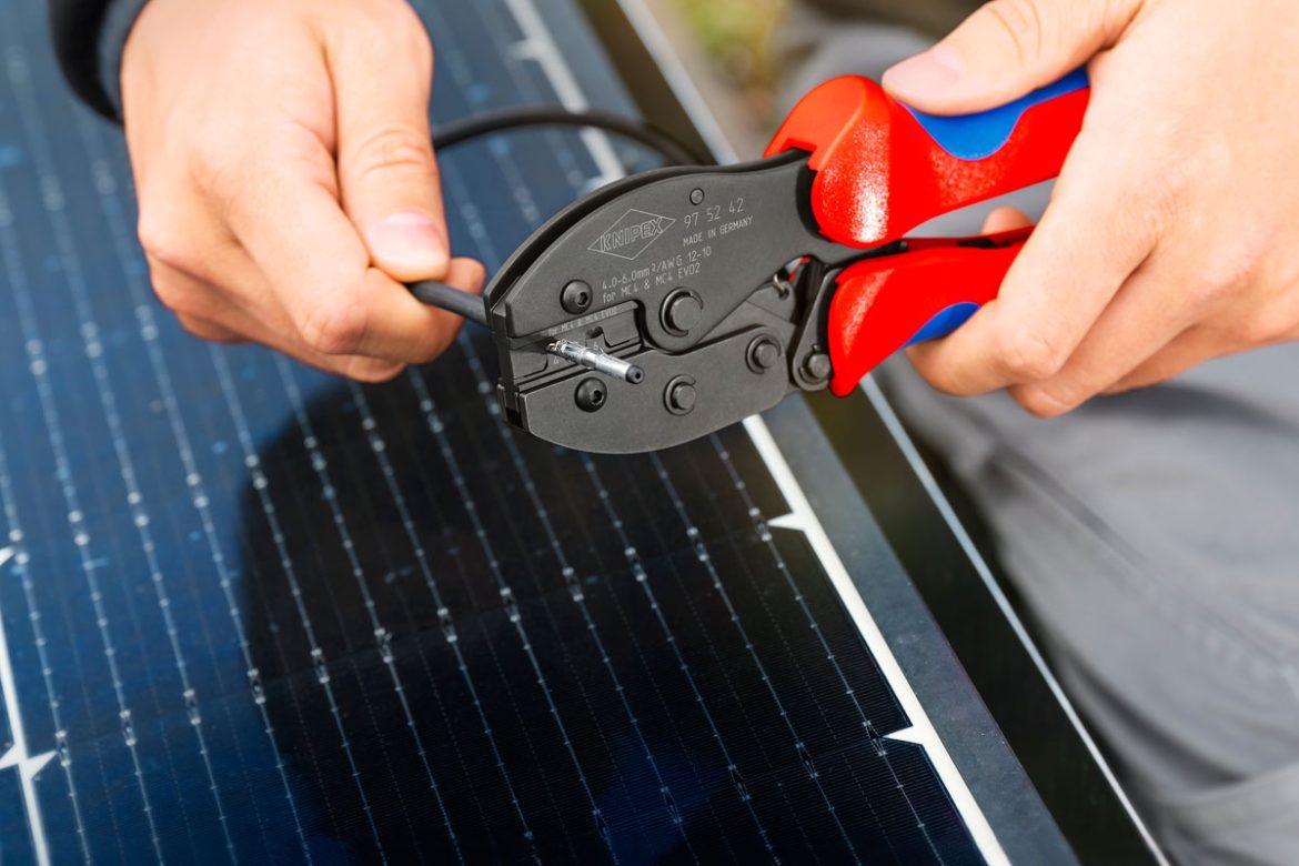 Mit einer Crimpzange lassen sich PV-Anlagen sicher verbinden.
