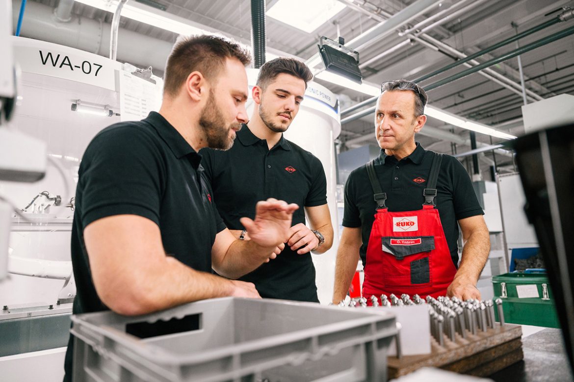 Der Motor des Unternehmenserfolges: Mitarbeiter in der modernen Fertigung. Hier reifen innovative Gedanken zu hochwertigen Produkten.