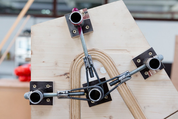 Mit dem kompakten Allrounder hat das Duo die 5 x 2 m großen Tischlerplatten aufgetrennt, die für den Formenbau verwendet wurden, die Furniere und die Holmen der Rückenlehne abgelängt oder eine Kiste für die Bedampfung gesägt.