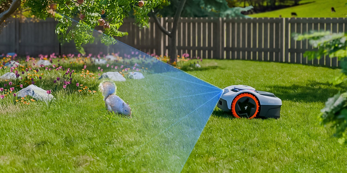 Der Mähroboter erkennt Tiere auf fünf Meter Entfernung und weicht ihnen aus.