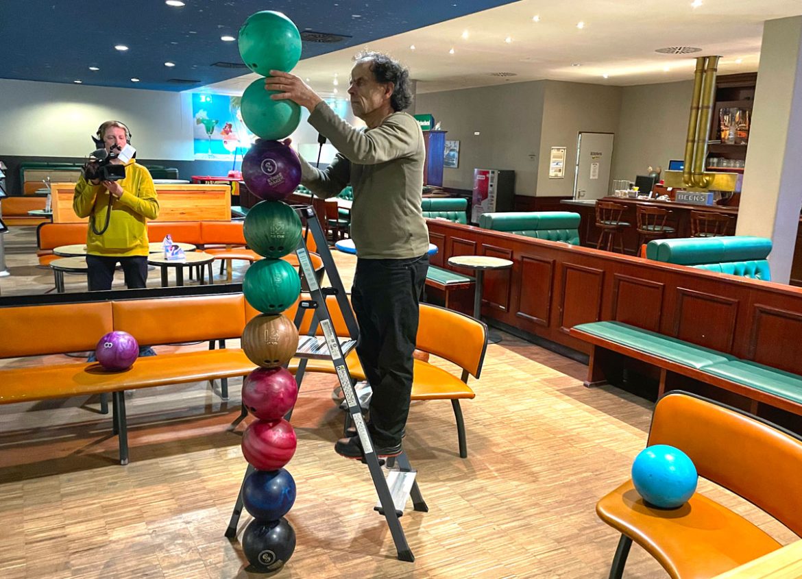 Weltrekord im Bowlingkugeln-Stapeln