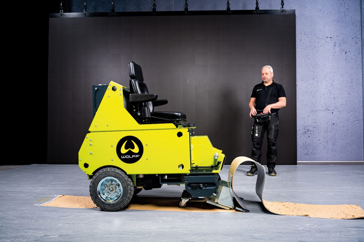 Die Maschine kann im Fahrbetrieb (Ride-on) und - dank Fernbedienung - im Mitgängerbetrieb (Walk-beside) bewegt werden.