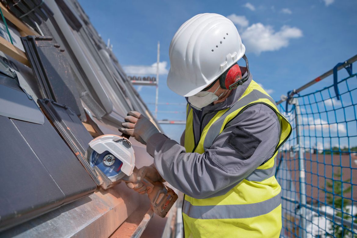 Beim Verlegen von Dachziegeln müssen diese oft durch präzises Schneiden und Schleifen angepasst werden - zum Beispiel mit dem Bosch-Biturbo-Winkelschleifer GWX 18V-15 PSC Professional.