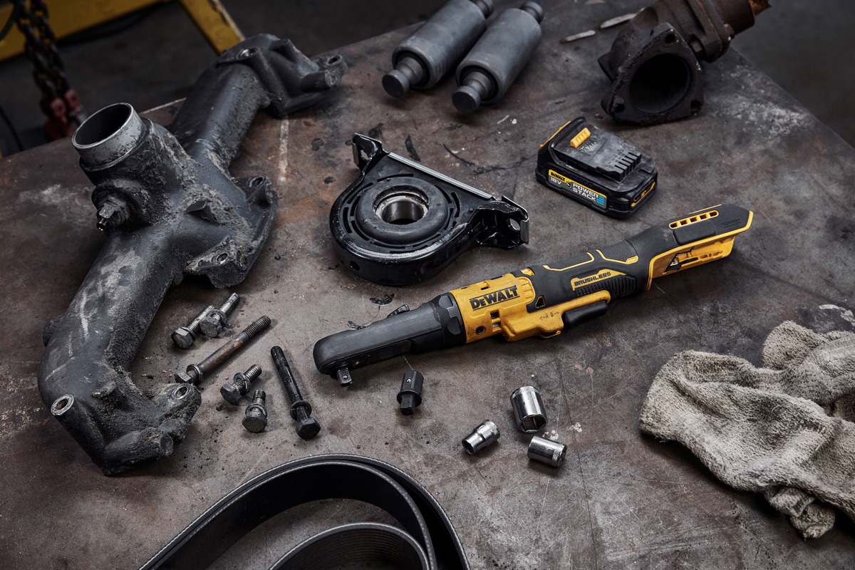 18 Volt Akku-Ratsche DCF510N-XJ von DEWALT: Robustes Werkzeuge für präzises und komfortables Arbeiten.