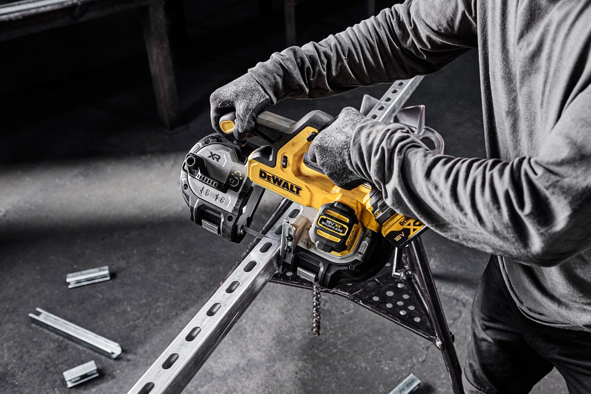 Die 18 Volt Akku-Bandsäge DCS378N-XJ von DEWALT: Effizientes Sägen mit hoher Mobilität für präzise Schnitte an verschiedenen Materialien.