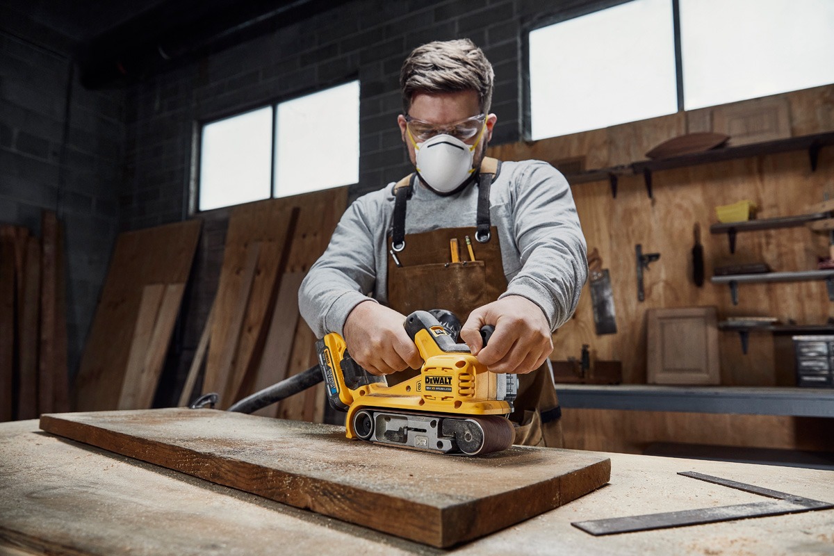 Der 18 Volt Akku-Bandschleifer DCW220NT-XJ von DEWALT: Flexibel und kraftvoll für anspruchsvolle Schleifarbeiten ohne Kabelbindung.