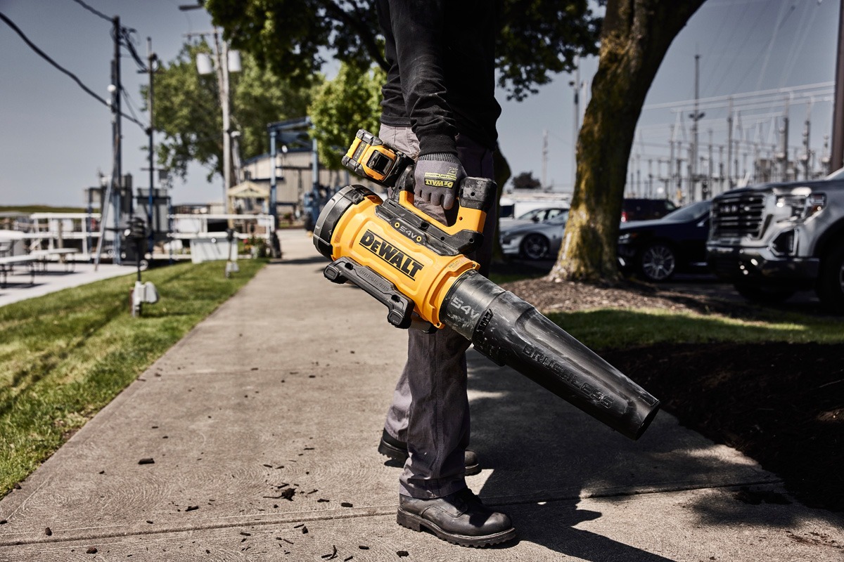 Der DEWALT Laubbläser DCMBL777N: Leistungsstark und effizient für schnelle und gründliche Reinigungsarbeiten.