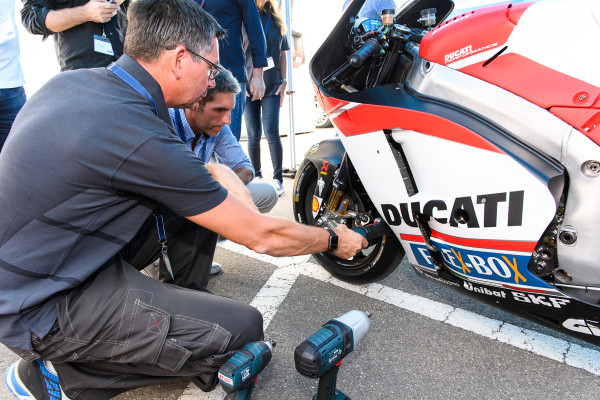 Wann darf man schon einmal an einer MotoGP Maschine schrauben?