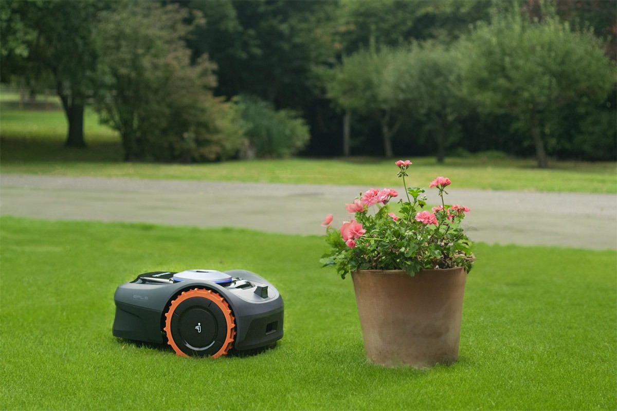 Sicherheit geht vor: Der Navimow i-Serie Mähroboter erkennt Hindernisse wie Blumentöpfe zuverlässig und umfährt sie geschickt, um Beschädigungen zu vermeiden und einen reibungslosen Betrieb zu gewährleisten.