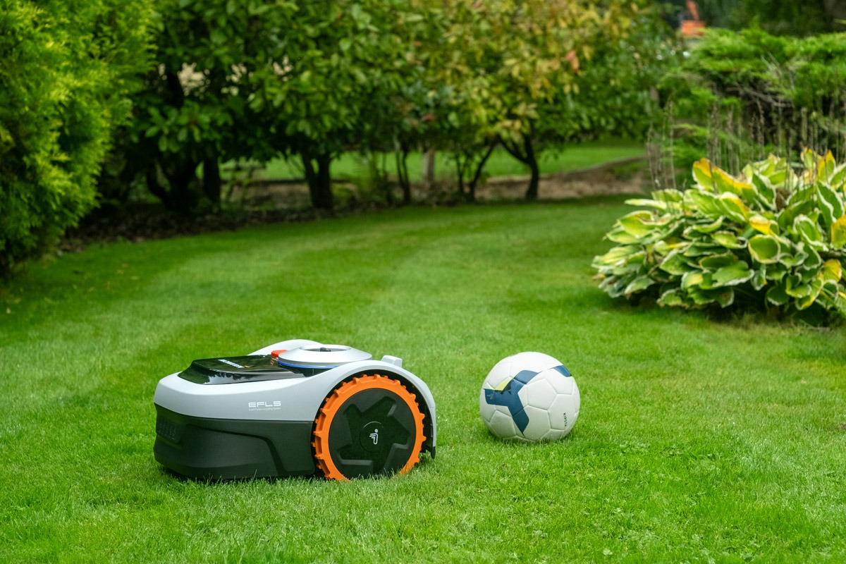 Fußballspaß ohne Risiko: Der Navimow i-Serie Mähroboter erkennt spielende Kinder und Hindernisse wie Fußbälle sowie kleine Tiere wie Igel, um Unfälle zu vermeiden und die Sicherheit von Mensch und Tier zu gewährleisten.