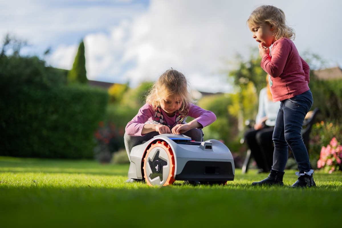 Auch die jüngsten Familienmitglieder können sicher mit dem Navimow i-Serie Mähroboter umgehen, dank seiner fortschrittlichen Hinderniserkennung und Stop-Funktionen.