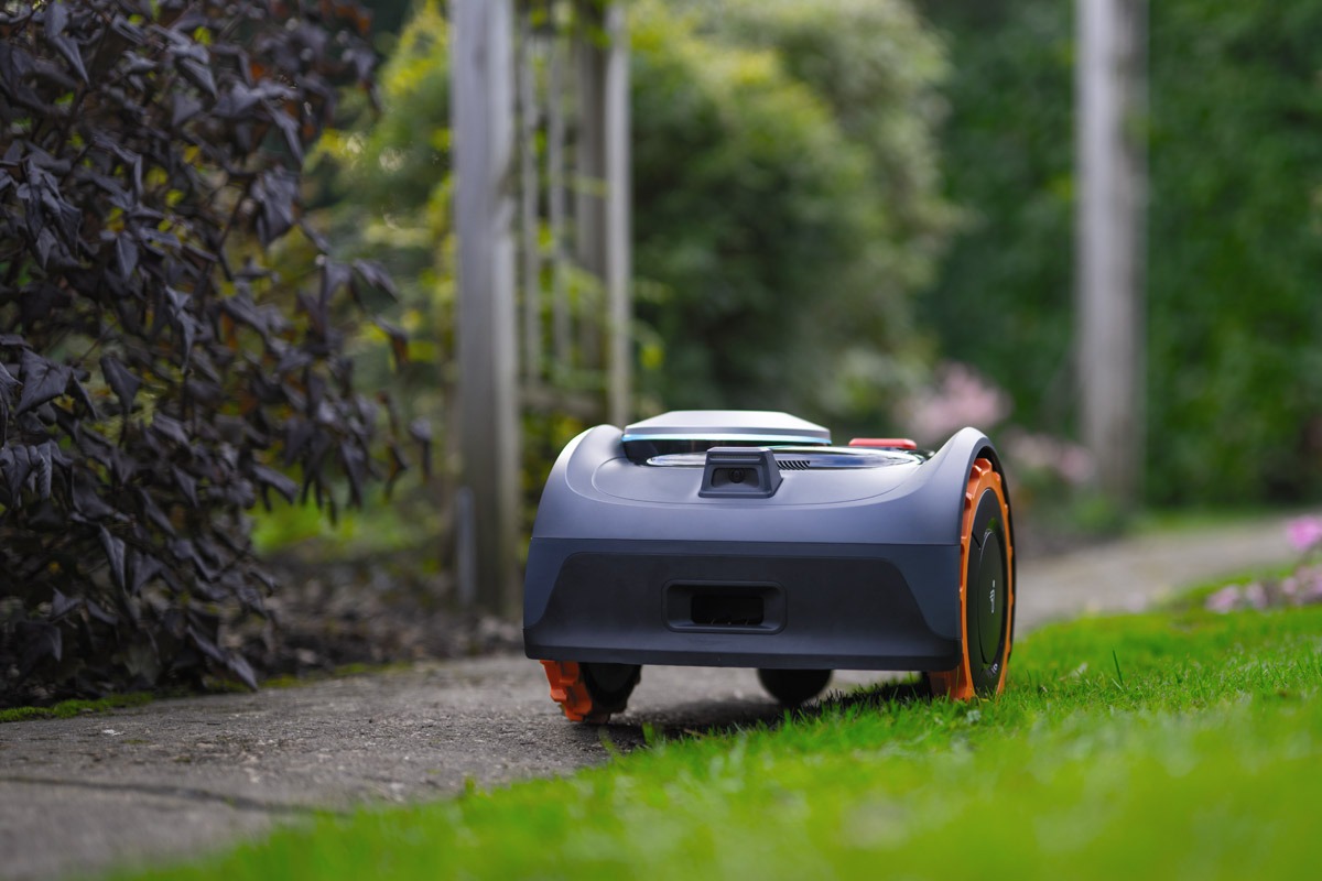Der Navimow i-Serie Mähroboter in Aktion: Erkennt unterschiedliche Untergründe und passt seine Schnittkanten präzise an, für ein perfektes und sicheres Mähergebnis.