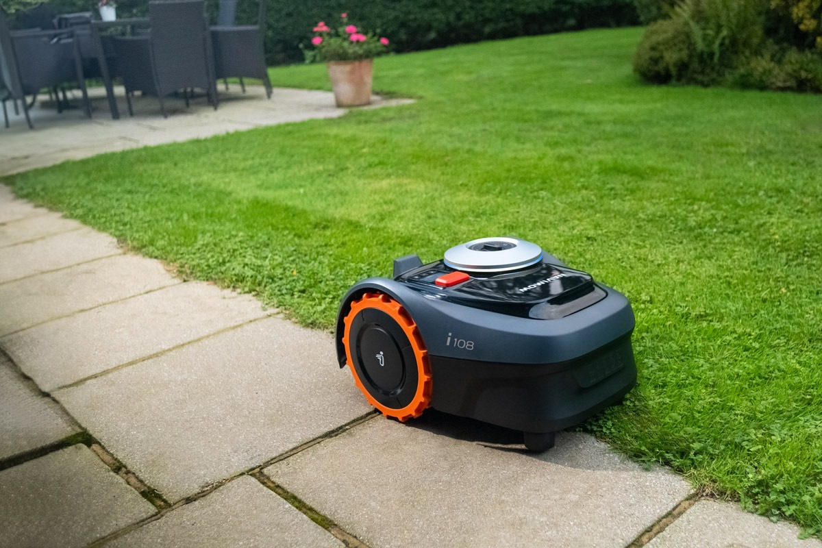 Präzise an der Grenze: Der Navimow i-Serie Mähroboter erkennt die Schnittkante von Terrassenplatten, um eine klare Trennung zur Rasenfläche zu gewährleisten.