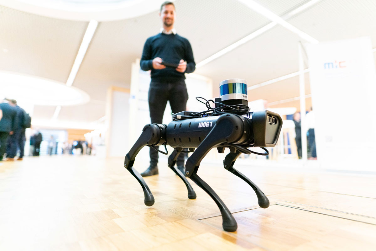 Zukunft trifft auf vier Pfoten: Der Roboterhund auf der bauma zeigt, wie digital und autonom die Baustellen der Zukunft werden.